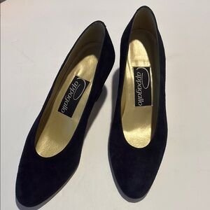 Papagallo suede leather heels
Navy blue
Size 8M women’s